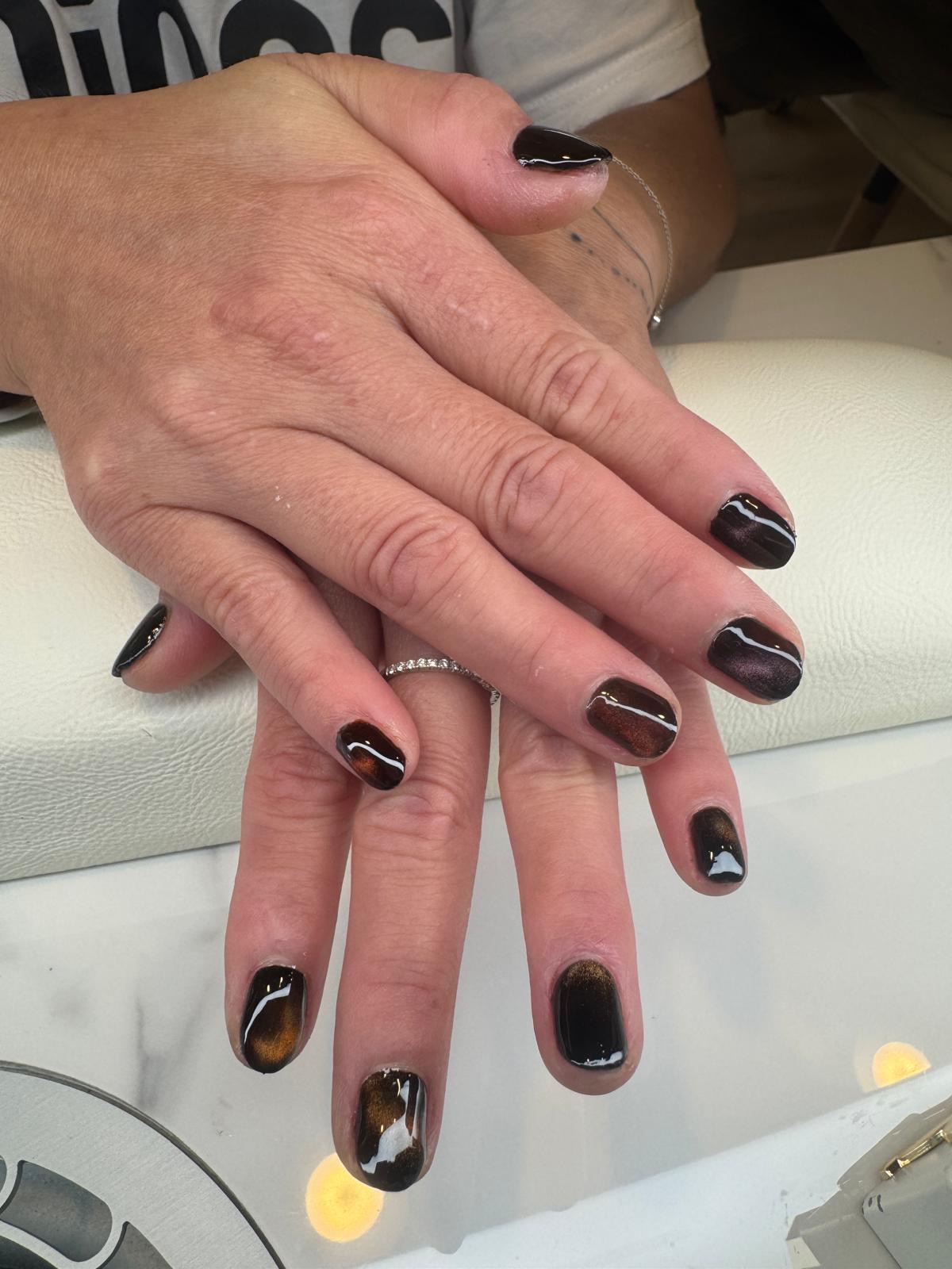 Dunkles Nageldesign mit Chrome-Akzenten bei Le Nails