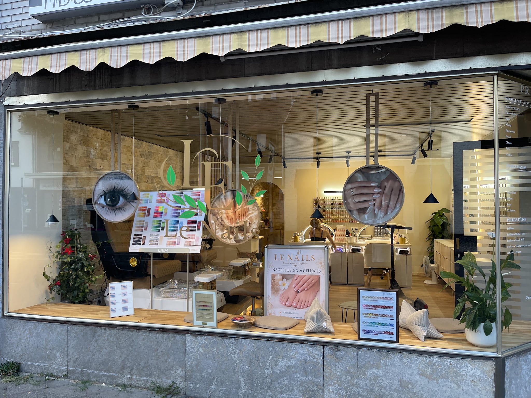 Schaufenster von Le Nails, Neusser Straße 291, Mönchengladbach